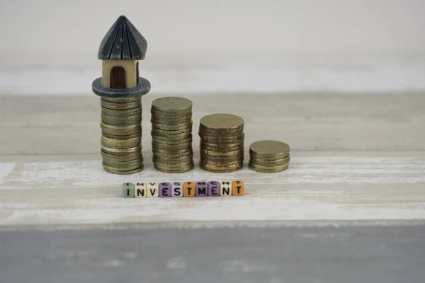 Münzen Mit Kleinen Würfeln Perlen Investition Und Kleinen Hausturm Dach — Stockfoto