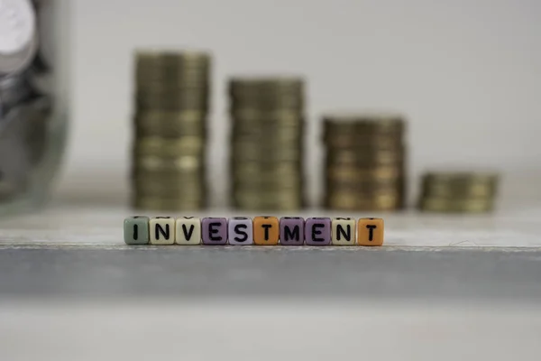 Grânulos Cubos Pequenos Com Investimento Letras Moedas Mesa Madeira Frasco — Fotografia de Stock