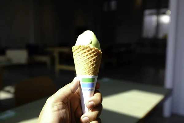 Mão Segurando Sorvete Waffle Cone — Fotografia de Stock