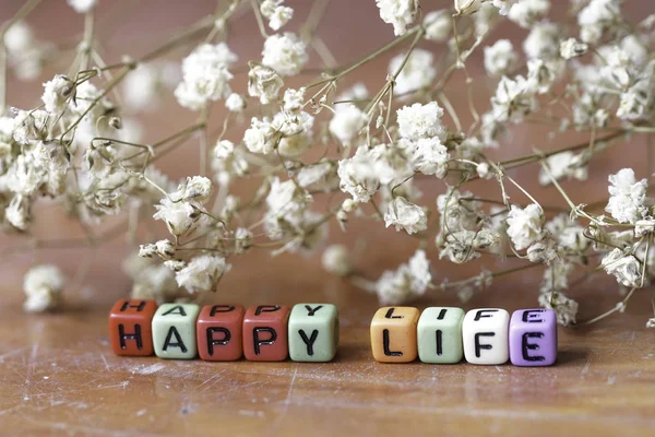 Coloridas Perlas Pequeñas Con Letras Vida Feliz Flores Blancas Secas — Foto de Stock