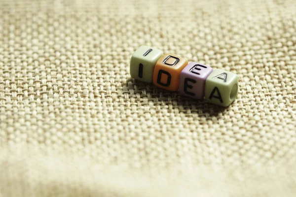 Bunte Kleine Perlen Mit Buchstaben Auf Textiler Oberfläche Ideenkonzept — Stockfoto