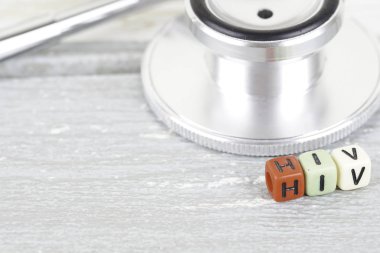 harfler ve stetoskop ile küçük renkli plastik boncuklar, metin hiv
