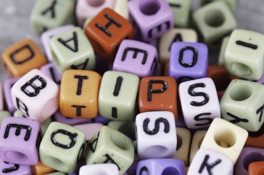 alfabe harfleri ile çok dağınık renkli küçük boncuklar  