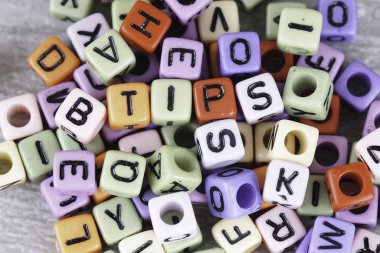 alfabe harfleri ile çok dağınık renkli küçük boncuklar  