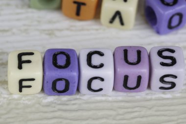 harfler odak ile küçük boncuklar 