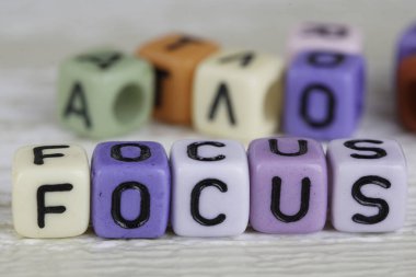 harfler odak ile küçük boncuklar 