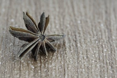 Ahşap masa yüzeyi arka plan üzerinde Anason yıldız