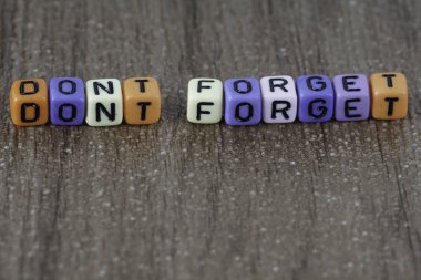 harflerle renkli küçük boncuklar unutmayın