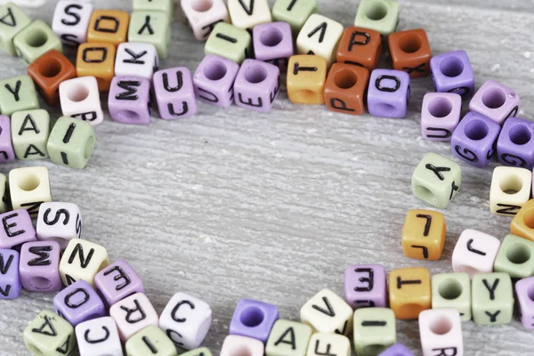 Muchas Perlas Pequeñas Coloridas Desordenadas Con Letras Del Alfabeto —  Fotos de Stock