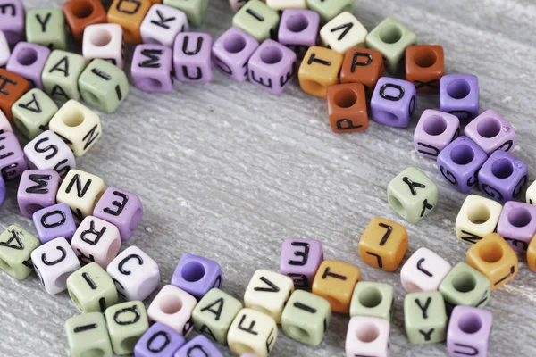 Muitas Contas Pequenas Coloridas Bagunçadas Com Letras Alfabeto — Fotografia de Stock