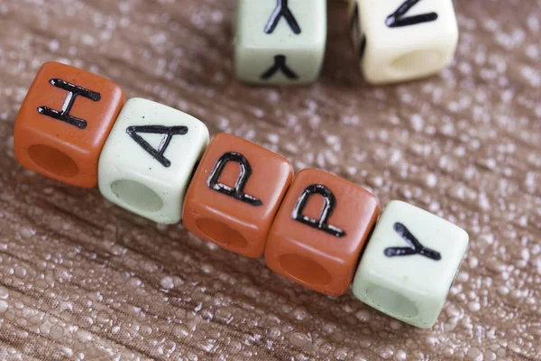 Kleine Kralen Met Letters Gelukkig — Stockfoto