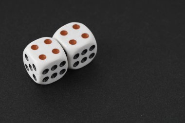 casino zar küpleri siyah arka plan üzerinde izole 