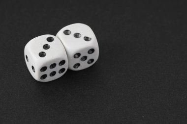 casino zar küpleri siyah arka plan üzerinde izole 