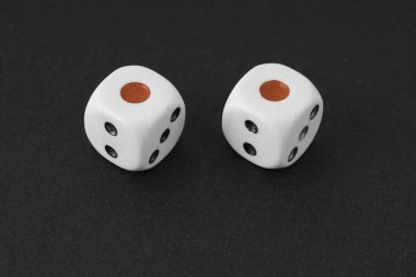 siyah arka plan üzerinde izole iki kumar zar küpleri 