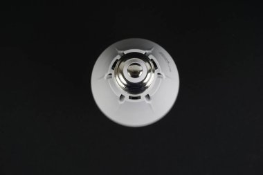 siyah arka plan üzerinde bir beyaz ampul