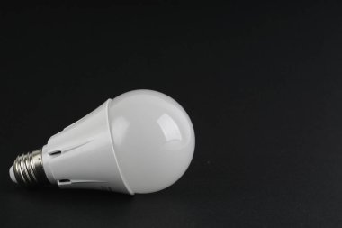 siyah arka plan üzerinde bir led ampul