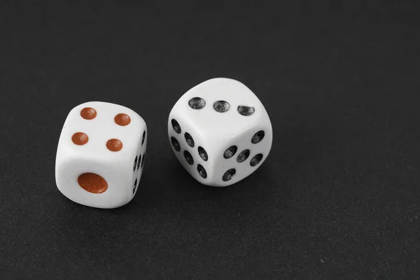 赌场骰子立方体孤立在黑色背景 — 图库照片