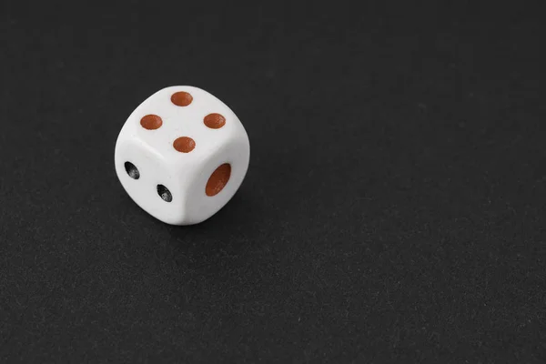 一个财富骰子立方体孤立在黑色背景 — 图库照片