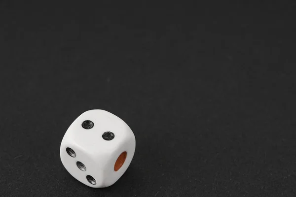 一个骰子立方体孤立在黑色背景 — 图库照片