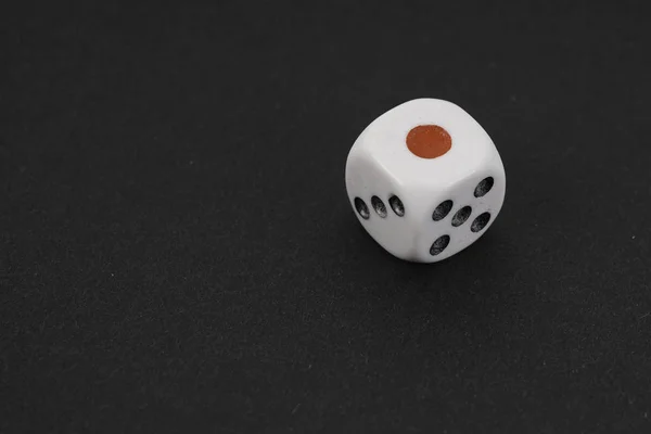 一个骰子立方体孤立在黑色背景 — 图库照片