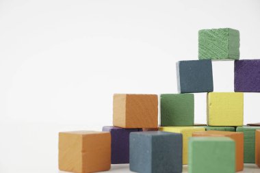 renkli bloklar beyaz izole küpler 
