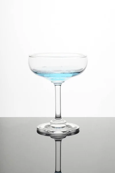 Vidro Com Líquido Azul Estúdio Filmado Fundo Branco — Fotografia de Stock