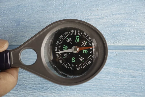 Kompas Nawigacji Dookoła Zbliżenie Kompasu Trzymania Ręki — Zdjęcie stockowe