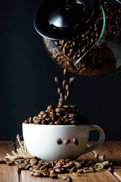 Taza Café Blanco Granos Café Tostados Marrón Verter Las Semillas — Foto de Stock