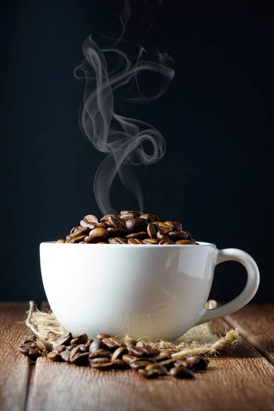 Taza Café Blanco Granos Café Tostados Marrón Mesa Con Servilleta — Foto de Stock