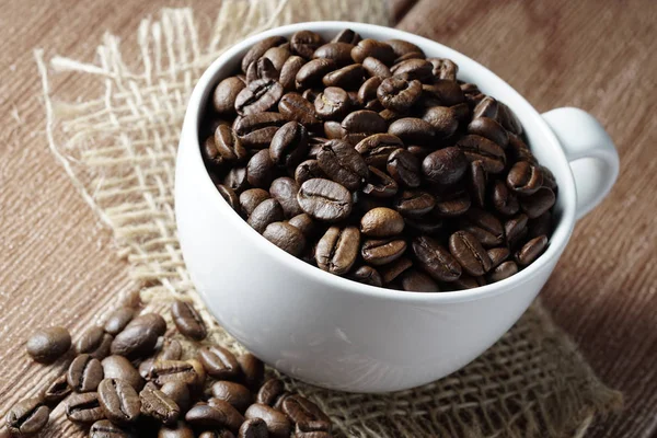 Taza Café Blanco Granos Café Tostados Marrón Mesa Con Servilleta — Foto de Stock