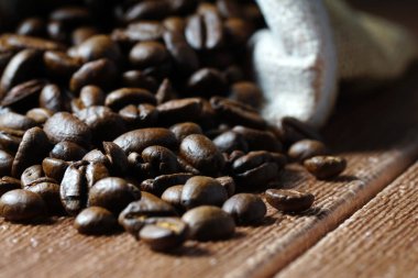 ahşap masa yüzeyinde kahverengi kahve çekirdekleri 