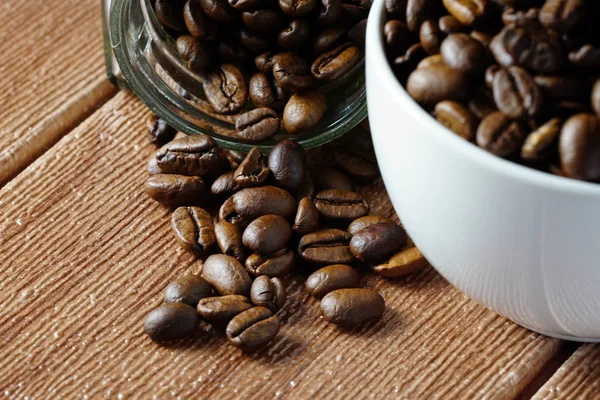 beyaz kahve fincanı ve kahverengi kavrulmuş kahve çekirdekleri, fincan kısmi görünümü 