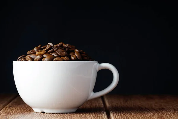 Taza Café Blanco Granos Café Tostados Marrón Mesa — Foto de Stock