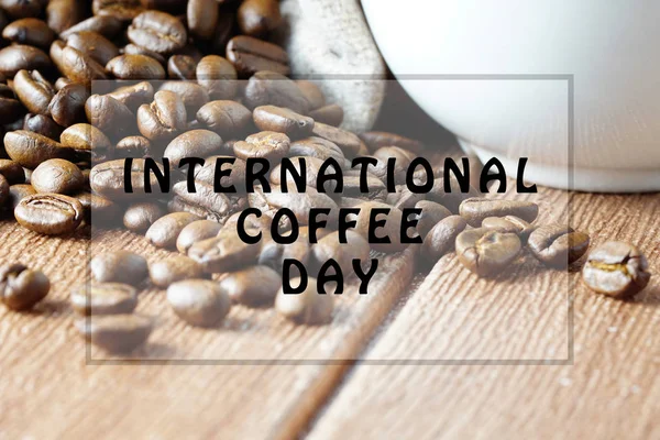 Braune Kaffeebohnen Auf Holztischoberfläche Internationaler Kaffeetag — Stockfoto