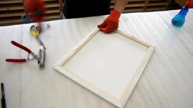 Resmin ahşap çerçevesi üzerindeki tuvali germe