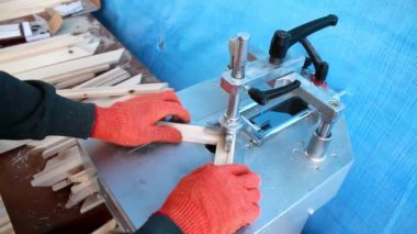 Montaj ve resim çerçeveleri üretimi için ahşap panoları testere