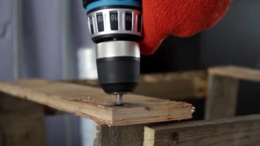 Kırılgan kargo göndermek için çerçevenin montajı, sıkma vidaları