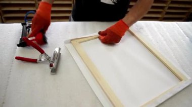 Resmin ahşap çerçevesi üzerindeki tuvali germe