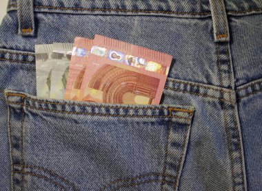 Cebimden birkaç euro çıktı. Kağıt para ji-cepte. Nakit banknotlar kot cebinde saklanır. Küçük masraflar için cep harçlığı