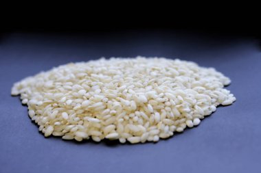 siyah bir arka plan üzerinde pirinç, izole