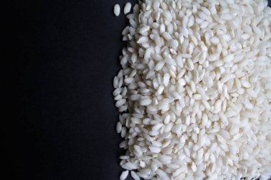 siyah bir arka plan üzerinde pirinç, izole