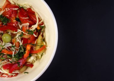 taze biber, salatalık, dereotu domates ve lahana ile yaz salatası