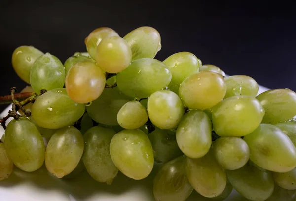 Bouquet Raisin Vert Isolé Sur Une Assiette Sur Fond Noir — Photo