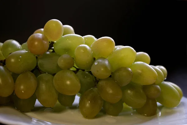 Bunch Green Grape Isolated Plate Black Background — Stock Photo, Image
