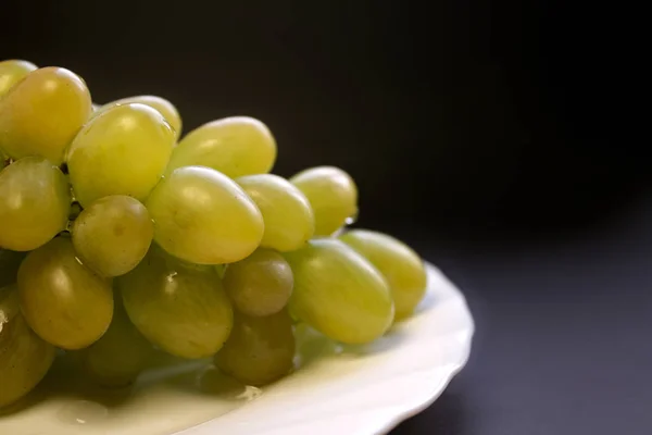 Bouquet Raisin Vert Isolé Sur Une Assiette Sur Fond Noir — Photo