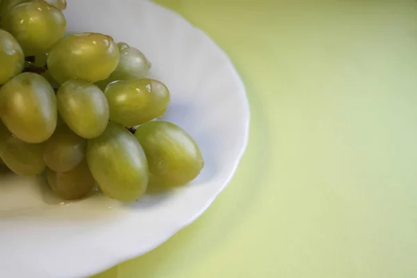 Grappe Raisins Verts Dans Une Assiette Blanche Sur Fond Jaune — Photo