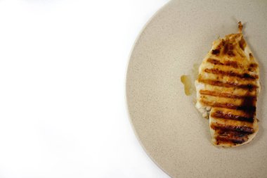 baharatile bir tabakta tavuk biftek