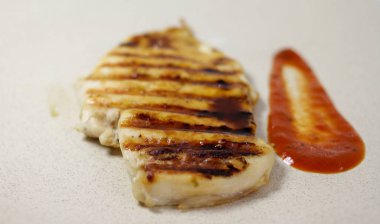 baharatile bir tabakta tavuk biftek