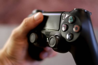 adam playstation 4 denetleyici tutar