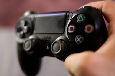 adam playstation 4 denetleyici tutar